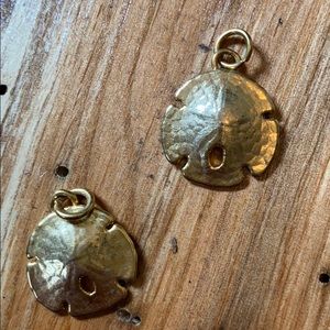 Sand dollar charm gold